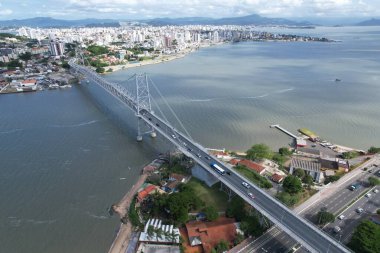 Florianopolis, Santa Catarina, Brezilya 'daki Ponte Hercilio Luz' un hava manzarası. Sabahları. Yüksek kalite fotoğraf
