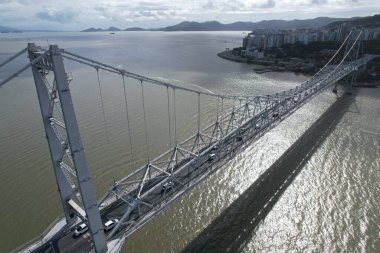 Florianopolis, Santa Catarina, Brezilya 'daki Ponte Hercilio Luz' un hava manzarası. Sabahları. Yüksek kalite fotoğraf