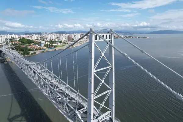 Florianopolis, Santa Catarina, Brezilya 'daki Ponte Hercilio Luz' un hava manzarası. Sabahları. Yüksek kalite fotoğraf