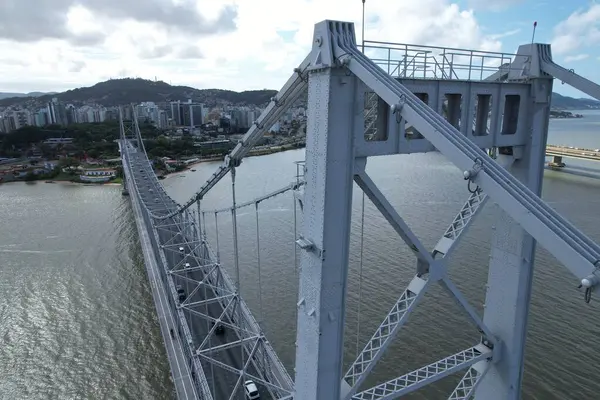 Florianopolis, Santa Catarina, Brezilya 'daki Ponte Hercilio Luz' un hava manzarası. Sabahları. Yüksek kalite fotoğraf