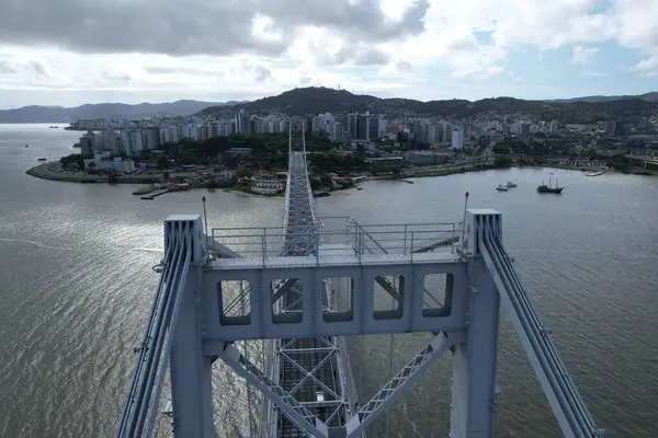 Florianopolis, Santa Catarina, Brezilya 'daki Ponte Hercilio Luz' un hava manzarası. Sabahları. Yüksek kalite fotoğraf