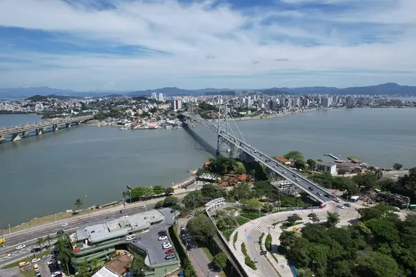 Florianopolis, Santa Catarina, Brezilya 'daki Ponte Hercilio Luz' un hava manzarası. Sabahları. Yüksek kalite fotoğraf