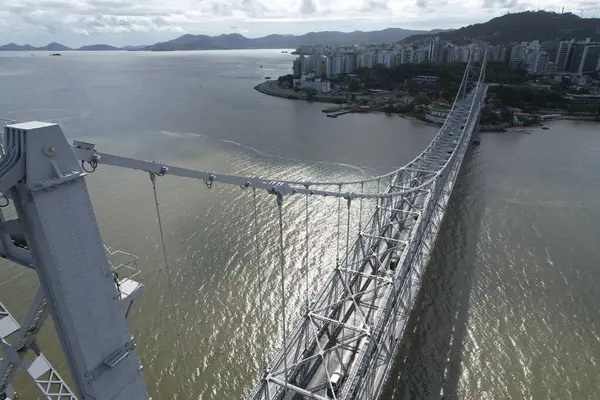 Florianopolis, Santa Catarina, Brezilya 'daki Ponte Hercilio Luz' un hava manzarası. Sabahları. Yüksek kalite fotoğraf
