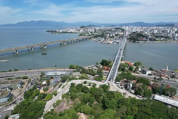 Florianopolis, Santa Catarina, Brezilya 'daki Ponte Hercilio Luz' un hava manzarası. Sabahları. Yüksek kalite fotoğraf