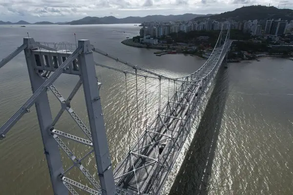 Florianopolis, Santa Catarina, Brezilya 'daki Ponte Hercilio Luz' un hava manzarası. Sabahları. Yüksek kalite fotoğraf