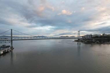 Florianopolis, Santa Catarina, Brezilya 'daki Ponte Hercilio Luz' un hava manzarası. Sabahları. Yüksek kalite fotoğraf