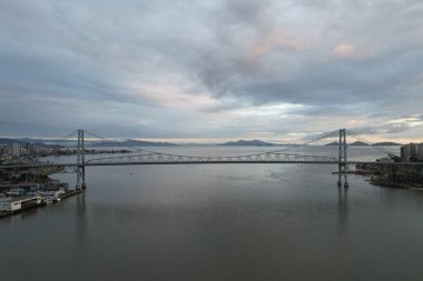 Florianopolis, Santa Catarina, Brezilya 'daki Ponte Hercilio Luz' un hava manzarası. Sabahları. Yüksek kalite fotoğraf