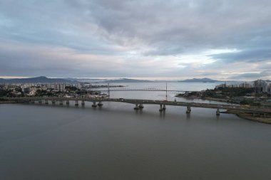 Florianopolis, Santa Catarina, Brezilya 'daki Ponte Hercilio Luz' un hava manzarası. Sabahları. Yüksek kalite fotoğraf