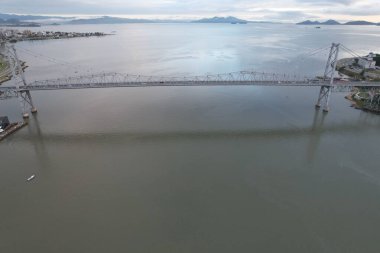 Florianopolis, Santa Catarina, Brezilya 'daki Ponte Hercilio Luz' un hava manzarası. Sabahları. Yüksek kalite fotoğraf