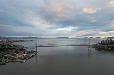 Florianopolis, Santa Catarina, Brezilya 'daki Ponte Hercilio Luz' un hava manzarası. Sabahları. Yüksek kalite fotoğraf