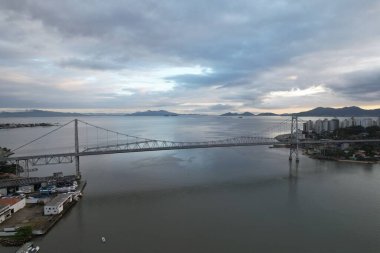 Florianopolis, Santa Catarina, Brezilya 'daki Ponte Hercilio Luz' un hava manzarası. Sabahları. Yüksek kalite fotoğraf