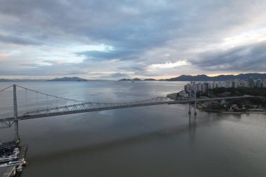 Florianopolis, Santa Catarina, Brezilya 'daki Ponte Hercilio Luz' un hava manzarası. Sabahları. Yüksek kalite fotoğraf