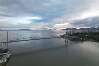 Florianopolis, Santa Catarina, Brezilya 'daki Ponte Hercilio Luz' un hava manzarası. Sabahları. Yüksek kalite fotoğraf