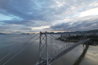 Florianopolis, Santa Catarina, Brezilya 'daki Ponte Hercilio Luz' un hava manzarası. Sabahları. Yüksek kalite fotoğraf