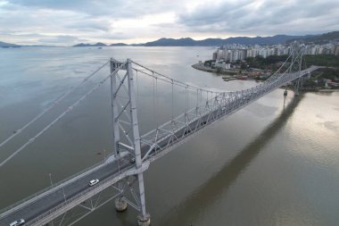 Florianopolis, Santa Catarina, Brezilya 'daki Ponte Hercilio Luz' un hava manzarası. Sabahları. Yüksek kalite fotoğraf
