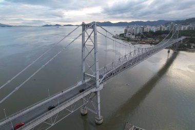 Florianopolis, Santa Catarina, Brezilya 'daki Ponte Hercilio Luz' un hava manzarası. Sabahları. Yüksek kalite fotoğraf
