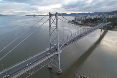 Florianopolis, Santa Catarina, Brezilya 'daki Ponte Hercilio Luz' un hava manzarası. Sabahları. Yüksek kalite fotoğraf