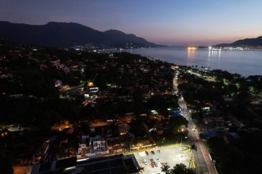 Brezilya Sao Paulo eyaletindeki Ilhabela adasının insansız hava aracı gece görüntüsü, Mayıs 2025