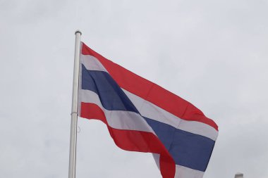 Tayland bayrağı gökyüzünde dalgalanıyor. Bayrak kırmızı, beyaz ve mavi. Yüksek kalite fotoğraf