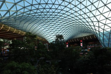 Büyük cam kubbe ve Dohas Hamad Uluslararası Havalimanı Doha, Katar 17 Kasım 2023 Orchard kapalı bahçe üzerinde yükseltilmiş yürüyüş yolu. Yüksek kalite fotoğraf