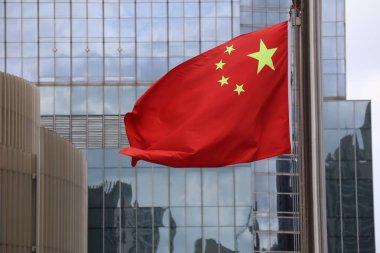 Çin bayrağı rüzgarda dalgalanıyor. Yüksek kalite fotoğraf