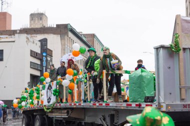 Scranton, Pensilvanya - 9 Mart 2024: Steamtown alışveriş merkezindeki her yıl düzenlenen St. Patrick Günü Geçidi