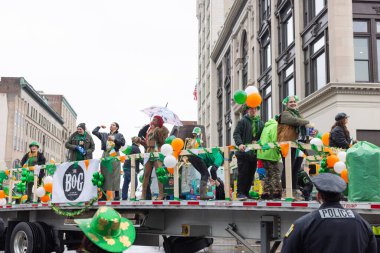 Scranton, Pensilvanya - 9 Mart 2024: Steamtown alışveriş merkezindeki her yıl düzenlenen St. Patrick Günü Geçidi