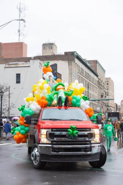 Scranton, Pensilvanya - 9 Mart 2024: Steamtown alışveriş merkezindeki her yıl düzenlenen St. Patrick Günü Geçidi