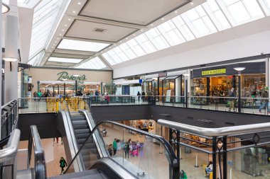 Scranton, Pennsylvania - 9 Mart 2024: Steamtown alışveriş merkezindeki The Marketplace 'in iç görünümü