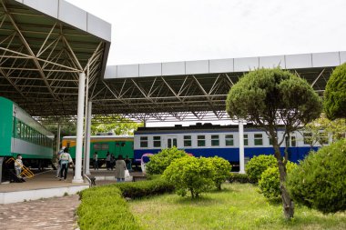 Uiwang Şehri, Gyeonggi Eyaleti - 04.23.2023: Korail Demiryolu Müzesi 'nin çatısının altında iki tren park halindedir. Seyahat hedefi.