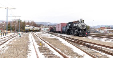 Scranton, Pennsylvania - 08 Aralık 2024: Steamtown Ulusal Tarih Sitesi, Tren raylara park edilmiştir.