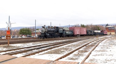 Scranton, Pennsylvania - 08 Aralık 2024: Steamtown Ulusal Tarih Sitesi, Tren raylara park edilmiştir.