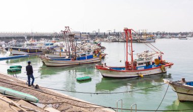Gyeonggi-do, Güney Kore - 07 Kasım 2022 Gungpyeong Limanı, bir grup tekne rıhtıma yanaştı.