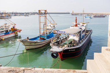 Gyeonggi-do, Güney Kore - 07 Kasım 2022 Gungpyeong Limanı, bir grup tekne rıhtıma yanaştı.