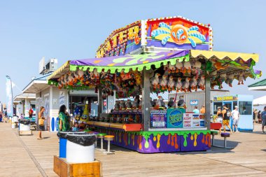 Seaside Park, NJ - 04 Eylül 2023: Sahilin yanındaki sahil yürüyüşçüleri, New Jersey