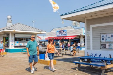 Seaside Park, NJ - 04 Eylül 2023: Sahilin yanındaki sahil yürüyüşçüleri, New Jersey