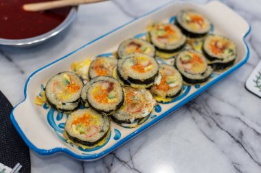 Mermer masada tabakta Kore kimbap 'ı.
