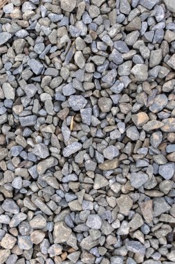 Kaya yığını yerde. Kayalar gri ve her yere saçılmış.