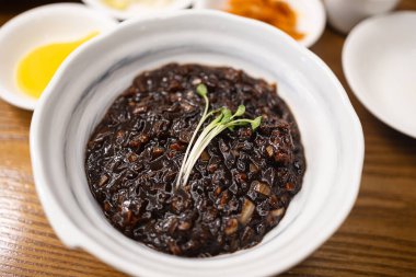 Jajangmyeon, Kore-Çin fasulye soslu erişte.