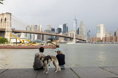 New York, ABD - 4 Temmuz 2023: Brooklyn Köprüsü ve Manhattan Skyline Iconic View