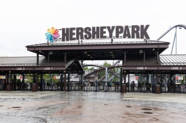 Hershey, Pennsylvania, ABD - 16 Temmuz 2023 Hersheypark eğlence parkının ana girişi