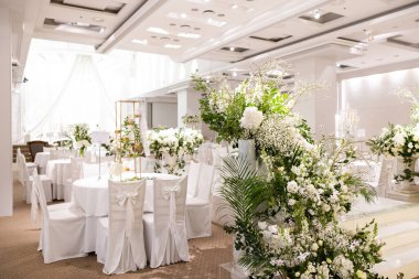 Misafir masalı düğün yeri ve beyaz çiçekli sandalyeler..