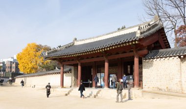 Seul, Güney Kore - 25 Kasım 2022 Changgyeonggung Sarayı ana girişi, Joseon Hanedanlığı 'ndan..