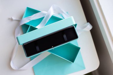 Masadaki bilezikler için nane mücevheri kutusu