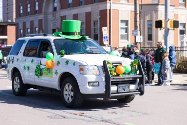 Scranton, PA - 8 Mart 2025: St. Patrick 's Parade, Lackawanna İlçe Adliyesi Meydanı yakınlarında beyaz bir kamyonla devam ediyor.