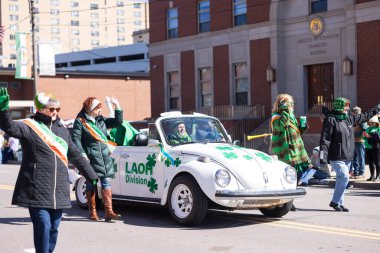 Scranton, PA - 8 Mart 2025: St. Patrick Geçit Töreni sırasında, yeşil yonca yapraklı beyaz araba ve yan tarafında LAOH Tümeni yazılıydı.