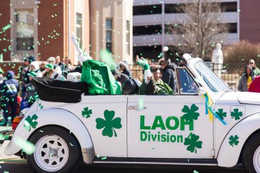 Scranton, PA - 8 Mart 2025: St. Patrick Geçit Töreni sırasında, yeşil yonca yapraklı beyaz araba ve yan tarafında LAOH Tümeni yazılıydı.