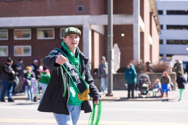 Scranton, PA - 8 Mart 2025 St. Patrick Geçit Töreni sırasında, insanlar yürüyüp şeker ve hediyelik eşya dağıtıyorlar..