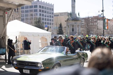 Scranton, PA - 8 Mart 2025 St Patrick 's Parade, insanlar Lackawanna İlçe Adliyesi Meydanı' nda eğleniyor.