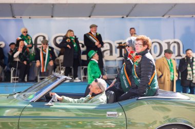 Scranton, PA - 8 Mart 2025 St Patrick 's Parade, insanlar Lackawanna İlçe Adliyesi Meydanı' nda eğleniyor.